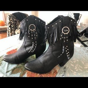 Boot Barn Women’s Leather Fringe w/silver sz 11